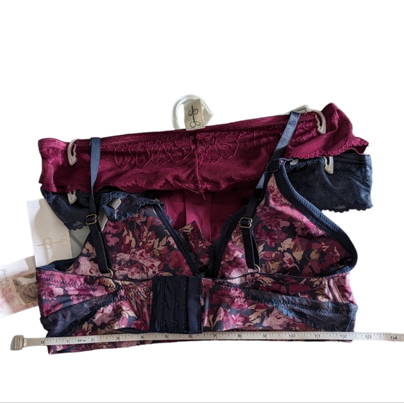 Jessica Simpson 3 Piece Set Bralette With Flirty Thongs - Picture 9 of 10